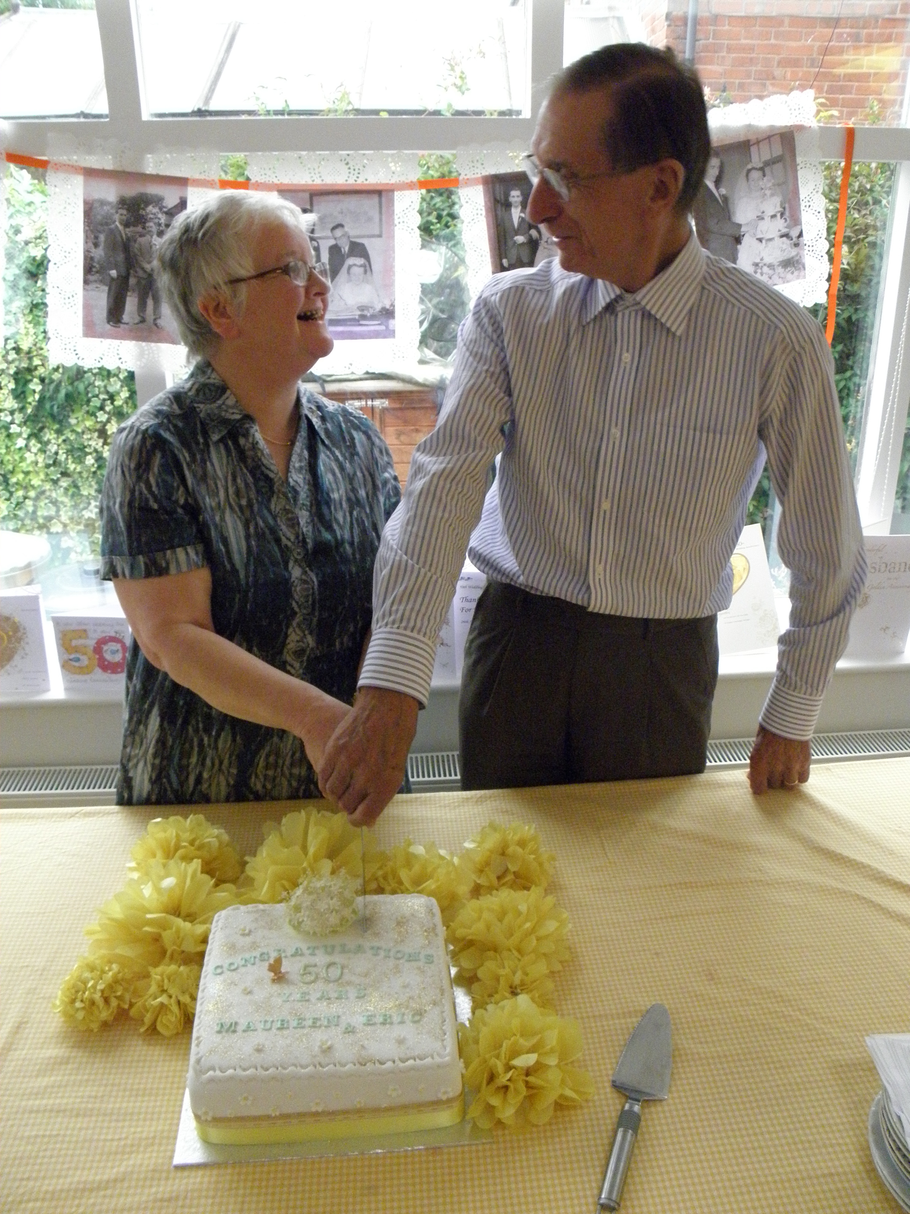 Mum_and_Dad_cutting_cake_P8290052