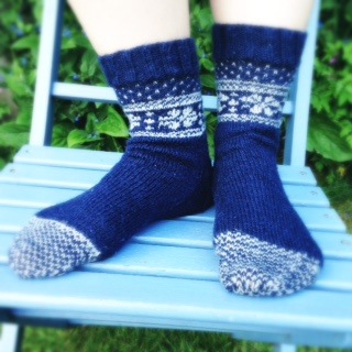 claire_leggett-fairisle_flower_socks